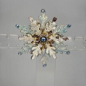Chic Snowflake Brooch with Blue Highlights